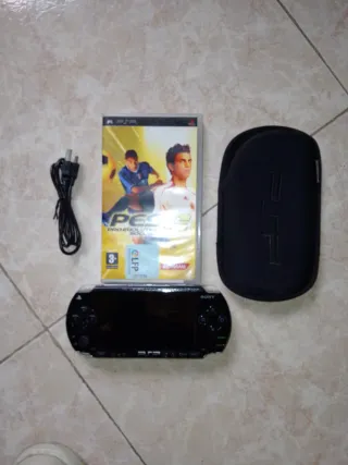 PSP E1004 Negra + Juego PES