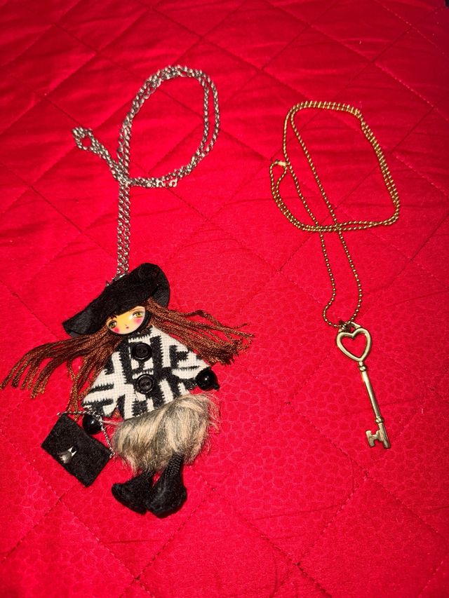 Coppia collane con ciondolo bambola e chiave