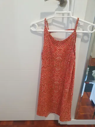 Vestido rojo de tirantes con estampado