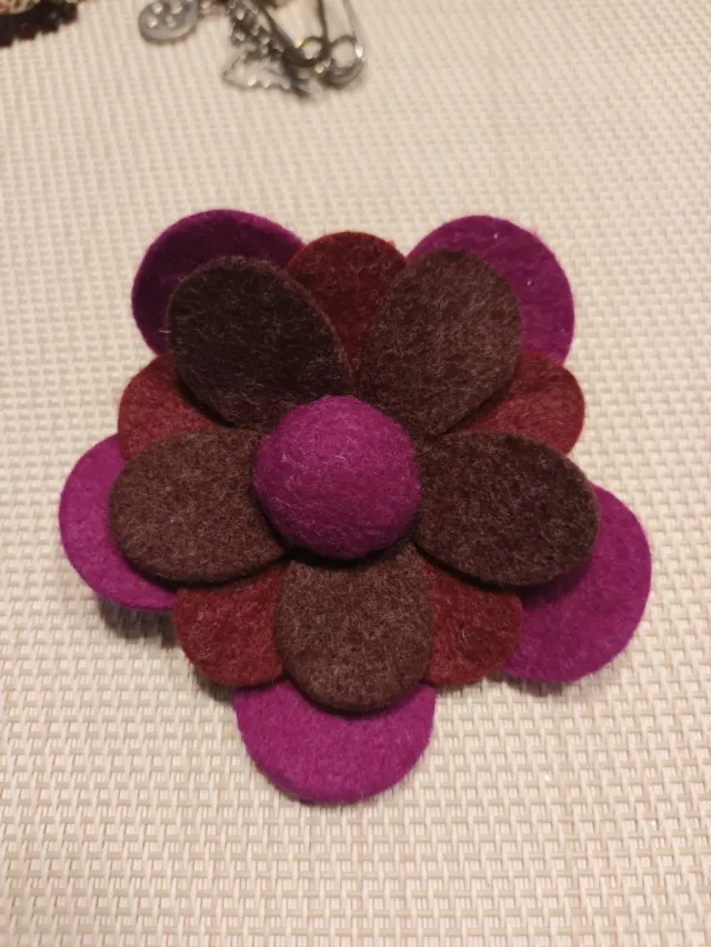 Broche flor fieltro