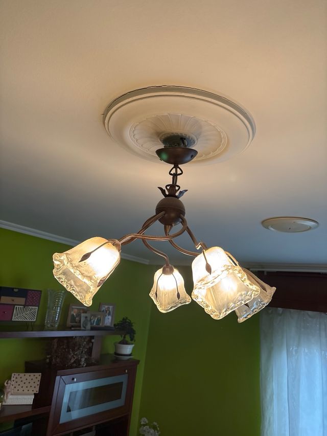 Elegante lámpara de techo dorada y transparente