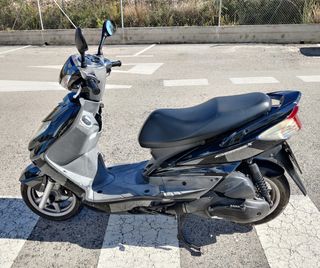 YAMAHA CYGNUS X 125 CC MOTOCICLETA SCOOTER NEGRO