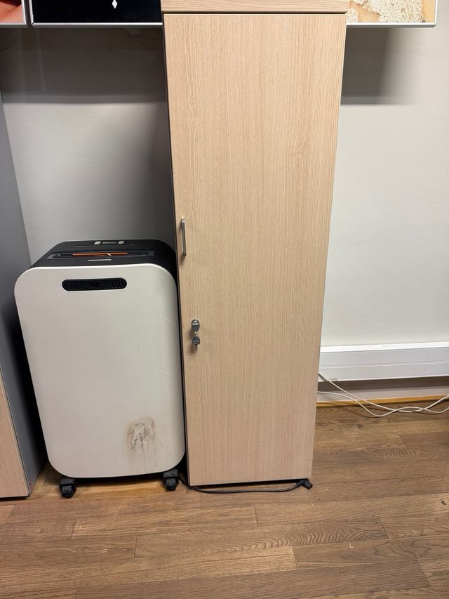 Armario de oficina con estantes