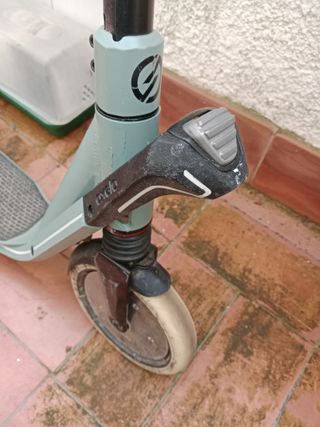 Patinete urbano De calidad Con freno y suspensión.