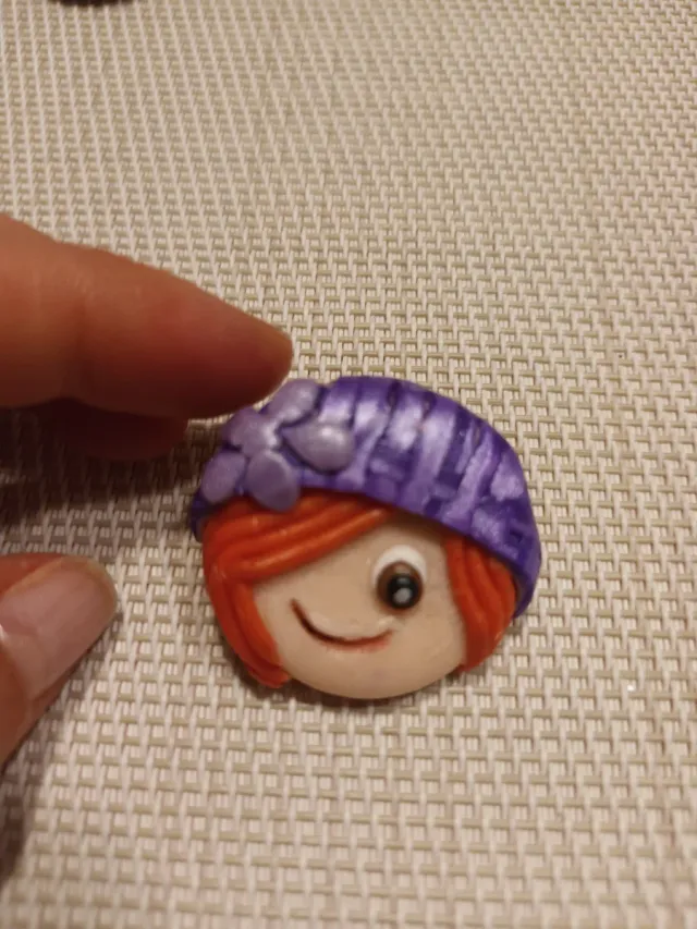 Broche niña con gorro morado y pelo naranja