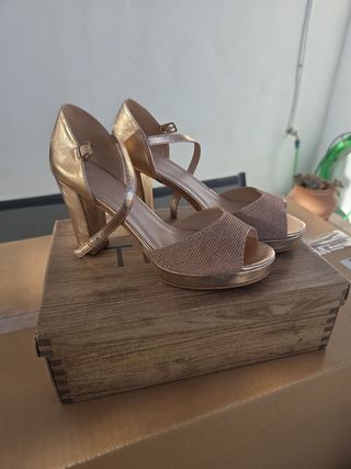 Zapatos de tacón dorados para mujer