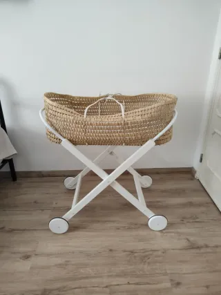 Alcofa de bebé em verga com suporte