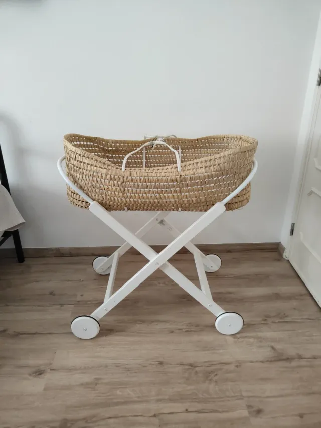 Alcofa de bebé em verga com suporte