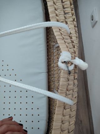 Alcofa de bebé em verga com suporte