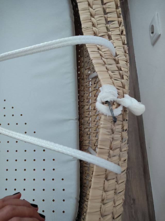 Alcofa de bebé em verga com suporte