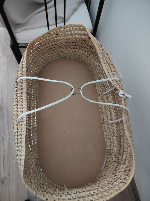 Alcofa de bebé em verga com suporte