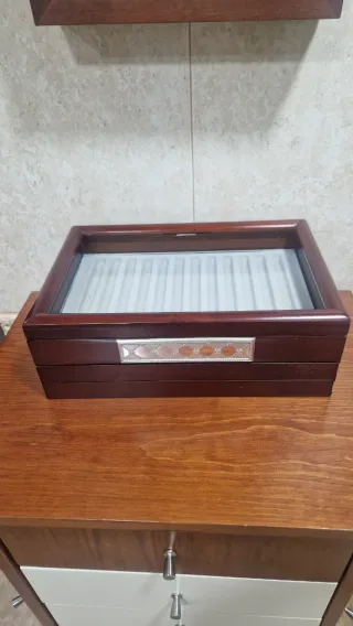 Caja de madera para bolígrafos con tapa de cristal