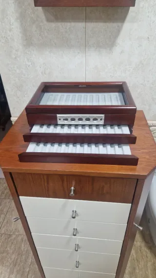 Caja de madera para bolígrafos con tapa de cristal