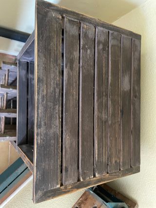 Botellero de madera oscuro