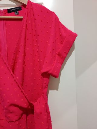 Mono rojo con puntos