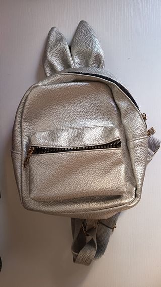 Mochila plateada con orejas de conejo