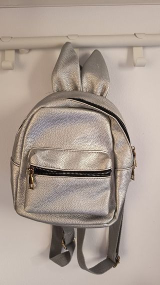 Mochila plateada con orejas de conejo