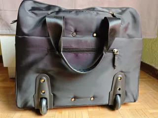 Maleta de viaje negra con ruedas Negociable.