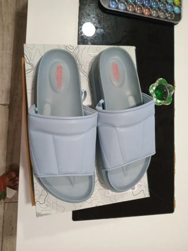 Chanclas azules para hombre
Bershka