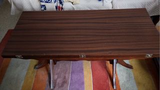 Mesa de centro de madera sofá y dos orejeros