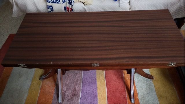 Mesa de centro de madera sofá y dos orejeros