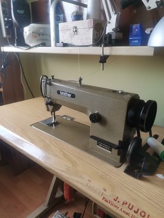 Máquina de coser industrial Brother Overlock
