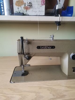 Máquina de coser industrial Brother Overlock