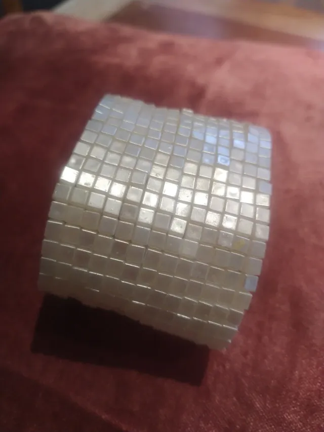 Pulsera ancha blanca mosaico