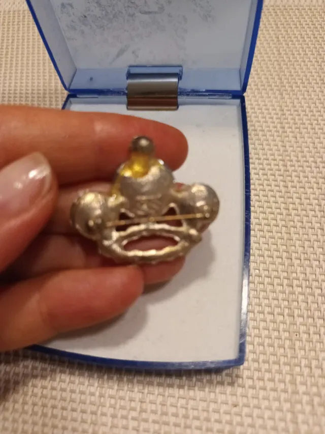 Broche corona con piedras