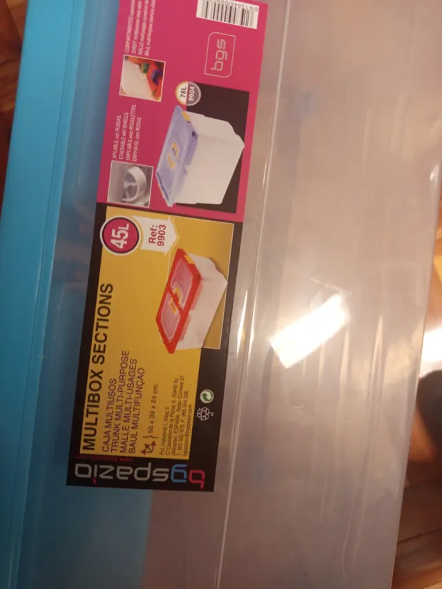 Caja de almacenamiento azul y transparente