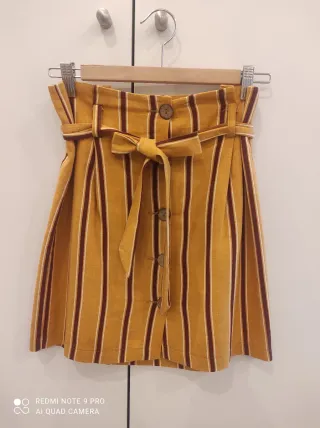 Falda corta a rayas amarillas y marrones