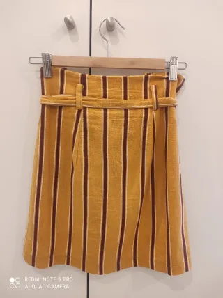 Falda corta a rayas amarillas y marrones