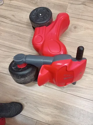 Moto de juguete roja para niños
