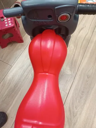 Moto de juguete roja para niños