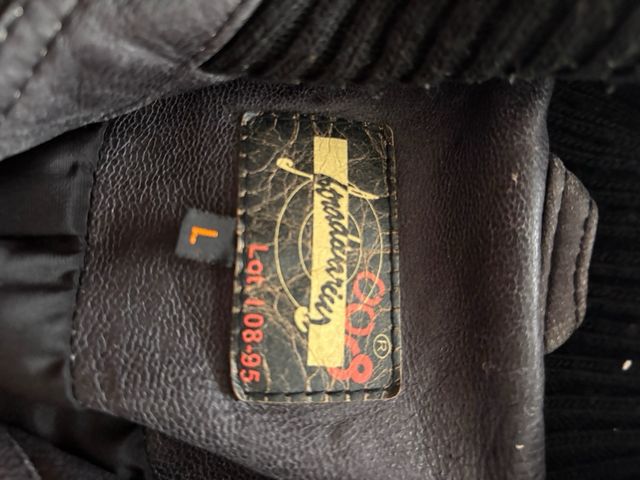 Cazadora cuero negra vintage desgastada