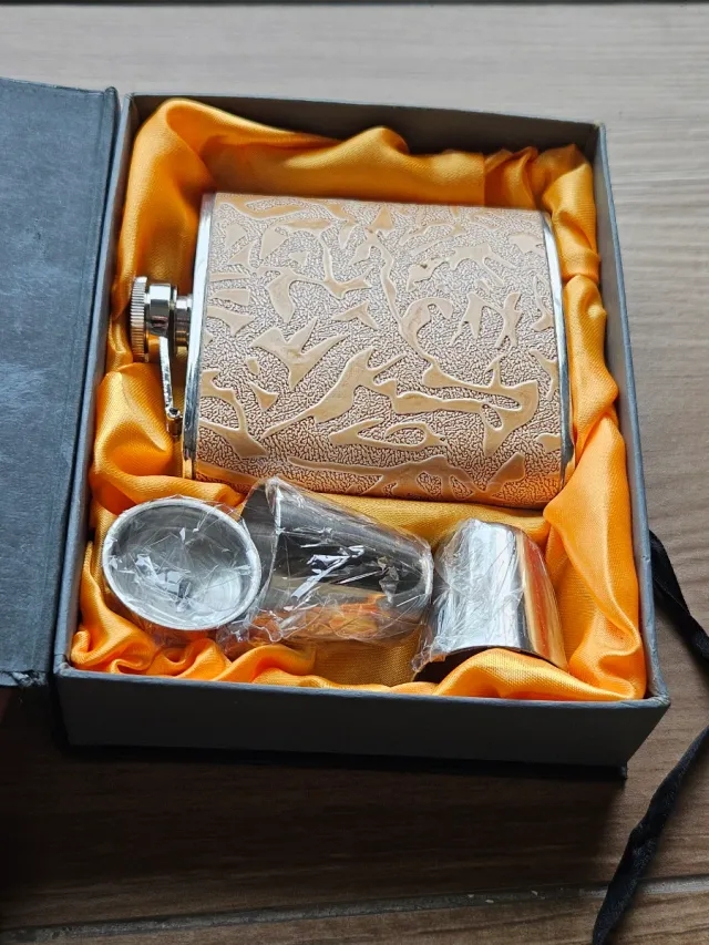 Petaca y vasos de metal