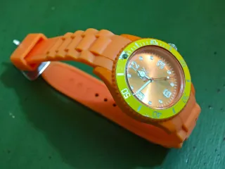 Reloj de pulsera naranja y amarillo