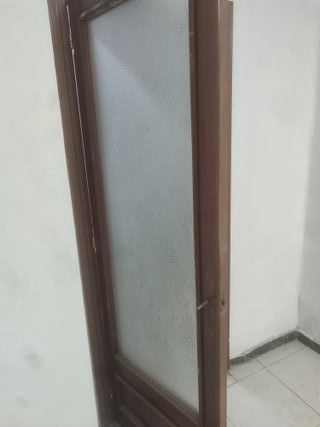 Puerta de madera con cristal