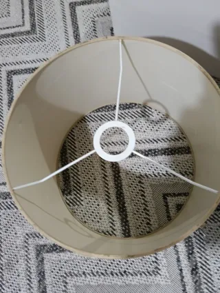 Pantalla de lámpara beige de tela y yute