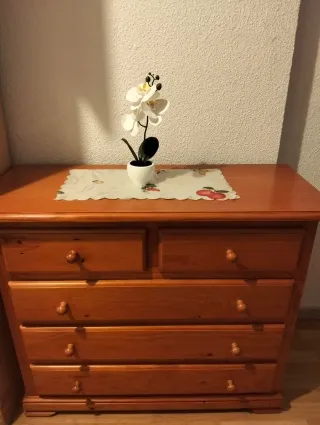 Cómoda de madera natural de 5 cajones con flor.