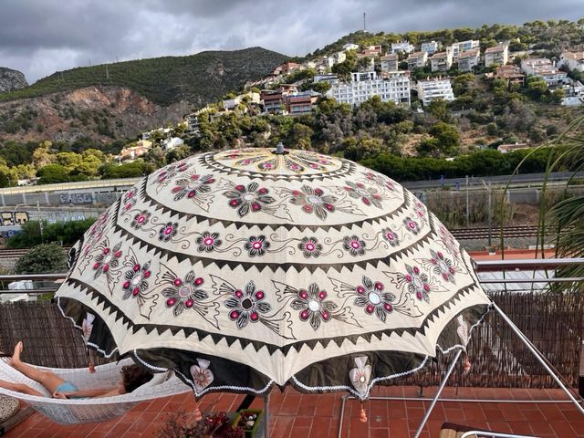 Sombrilla hindú negra y beige