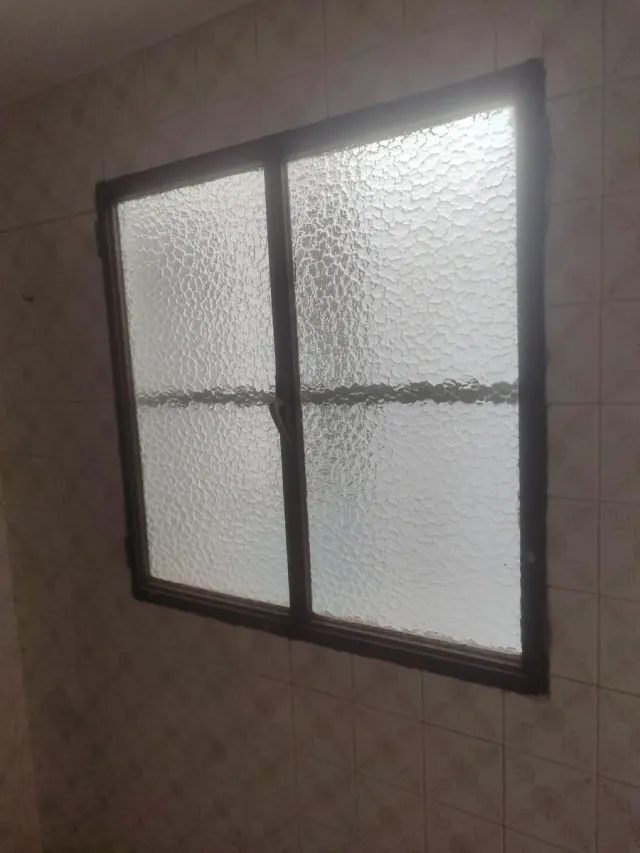 Ventana de metal con vidrio texturizado