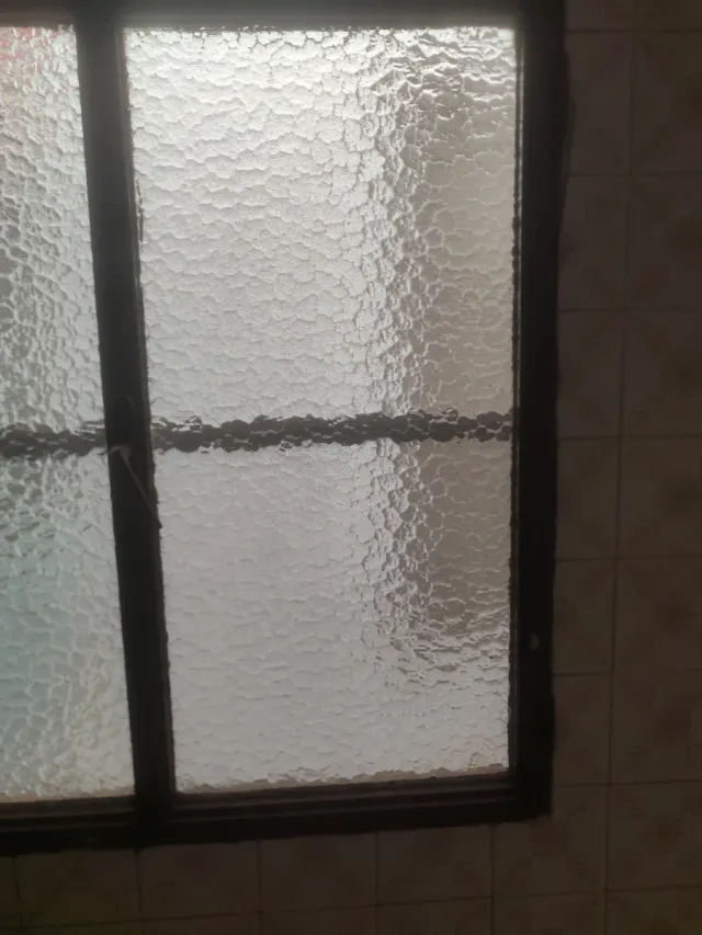 Ventana de metal con vidrio texturizado