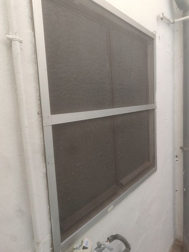 Ventana de metal con vidrio texturizado