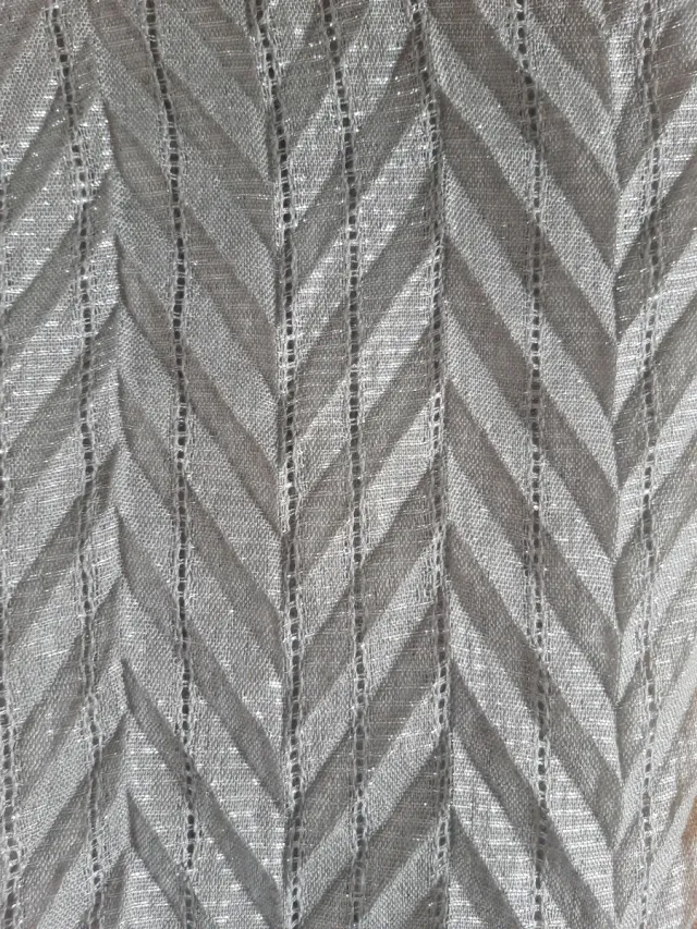 Pañuelo plateado con flecos