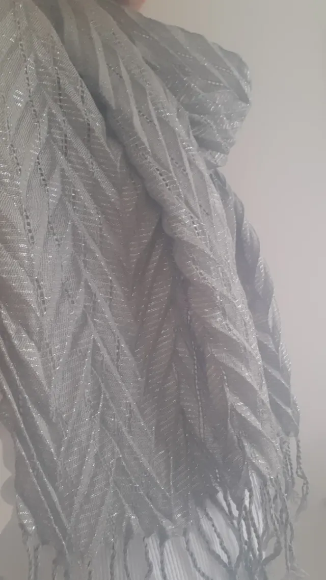 Pañuelo plateado con flecos