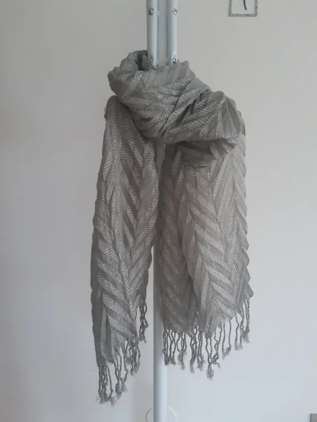Pañuelo plateado con flecos