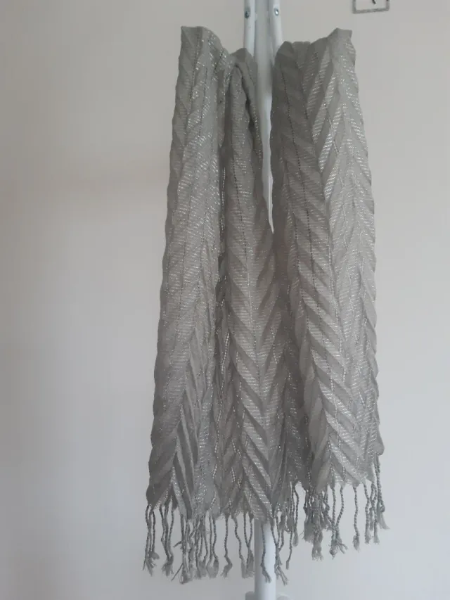 Pañuelo plateado con flecos