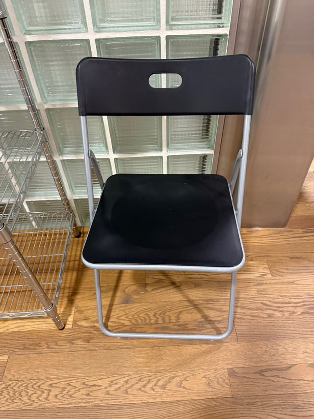 Silla plegable oficina negra y plateada