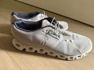 Zapatillas On grises y blancas